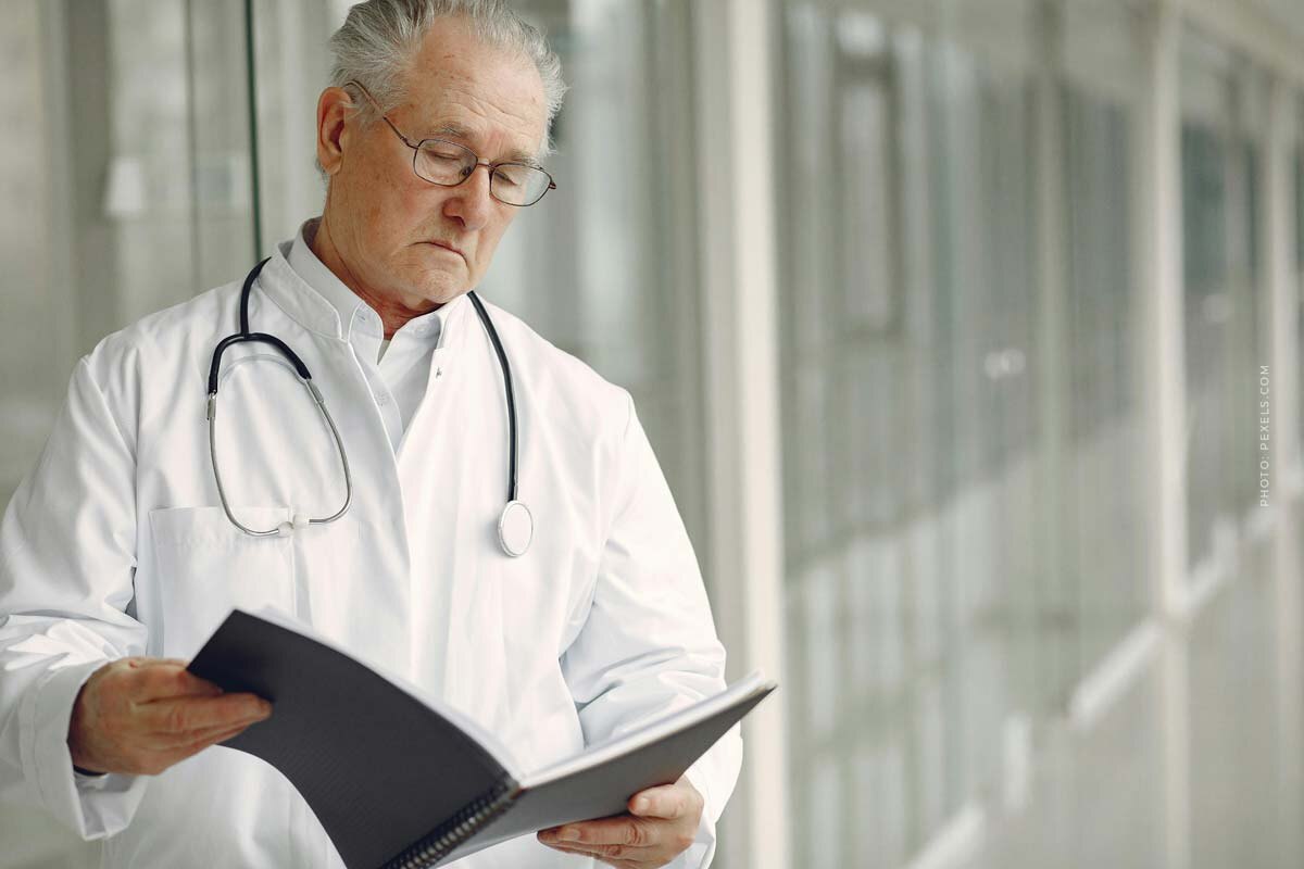 Doktor apotheke einwander zuwanderer neu in deutschland arzt prueft patientenakte – Doktorfy