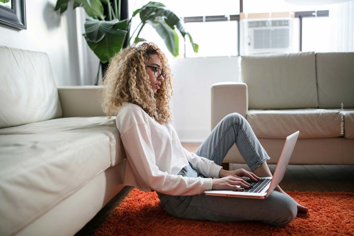 Cannabis online bestellen notebook wohnzimmer sitzt boden einfach – Doktorfy