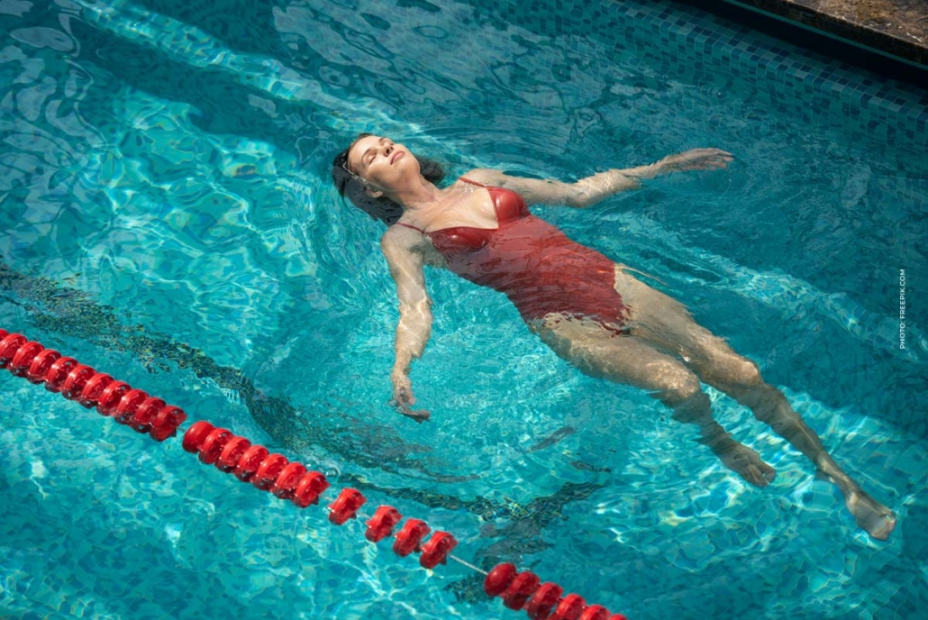 abnehmen-schwimmen-bewegung-alltag-zuhause-schwimmbad-frau-nach-uebung-500-meter-bahn