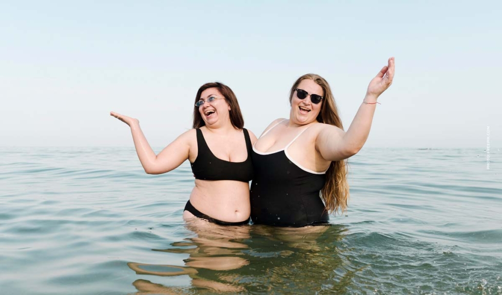 abnehmen-schwimmen-bewegung-freundinnen-urlaub-reise-spass-mehr-bewegung-wasser-effekt-koerper