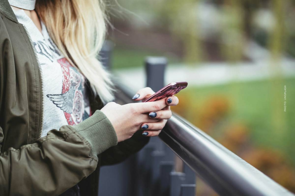 doktorfy-arzt-digital-erfahrung-smartphone-garten-herbst-schnupfen