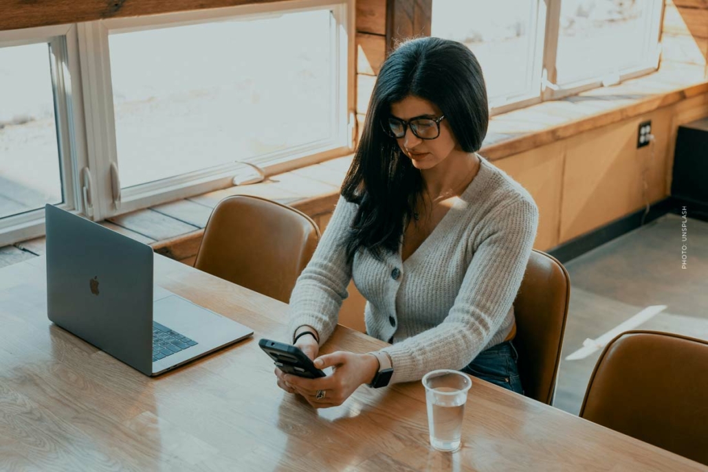 doktorfy-erfahrungen-arzt-online-tisch-buero-check-smartphone-symptome-schlcht-fuehlen