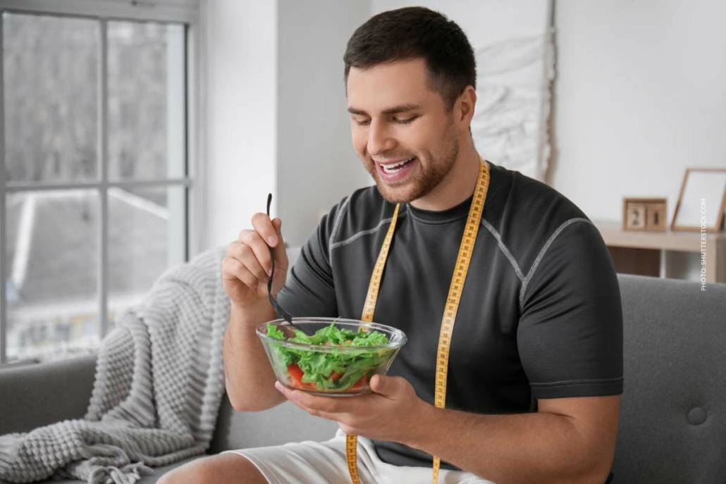 essen-nahrungsmittel-diat-gewicht-verlieren-mann-salat-massband