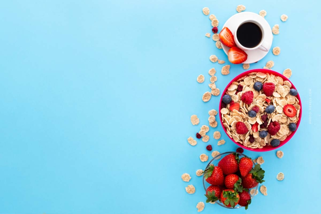 fruhstuck-abnehmen-morgen-beginn-tag-alltag-einfach-tasse-kaffee-und-gesunde-musli-haferflocken-obst-beeren