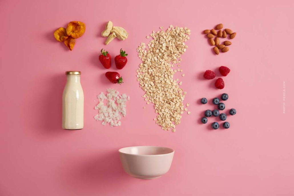 haferflocken-musli-fruchte-abnehmen-gewicht-verlieren-fruehstuck-tisch-beeren