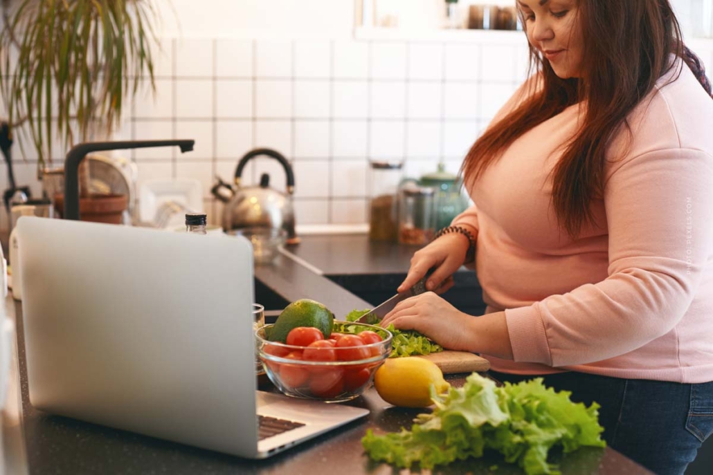 gesund-abnehmen-koch-rezept-kueche-frau-kocht-youtube-anleitung-nach-zuhause-tomaten-risotto-italienisch