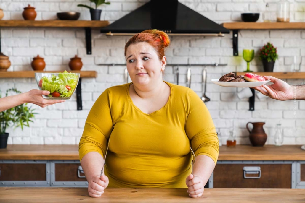 gesund-abnehmen-koch-rezept-kueche-studio-beispiel-links-gemuse-obst-gesund-rechts-donuts-zucker-sussigkeiten