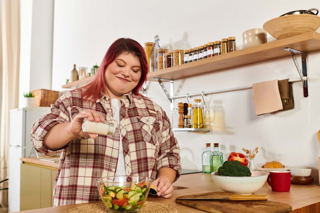 gesund-abnehmen-koch-rezept-kueche-studio-frau-gemuese-pfanne-vorbereitung-mix-schale-gewurze