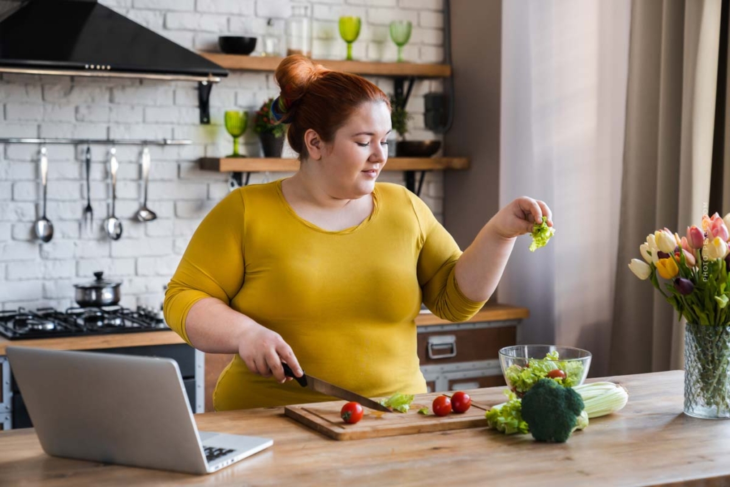 gesund-abnehmen-koch-rezept-kueche-studio-frau-youtube-video-notebook-wurzt-brokolli-pikant