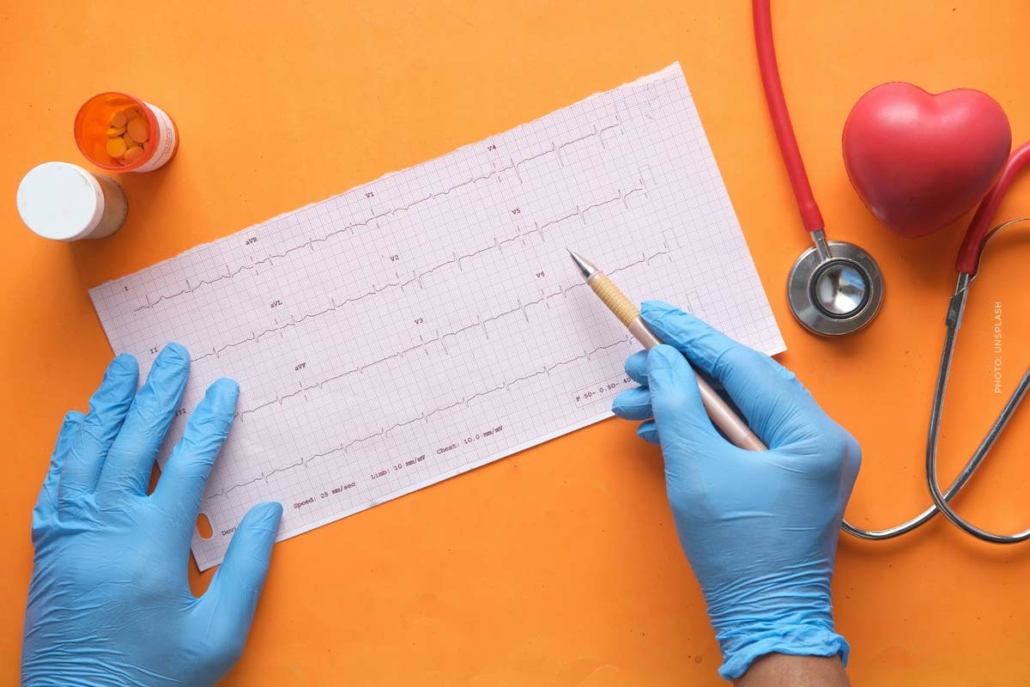 kardiologe-kardiologie-diagramm-herz-sprung-ekg-check-von-arzt-stift